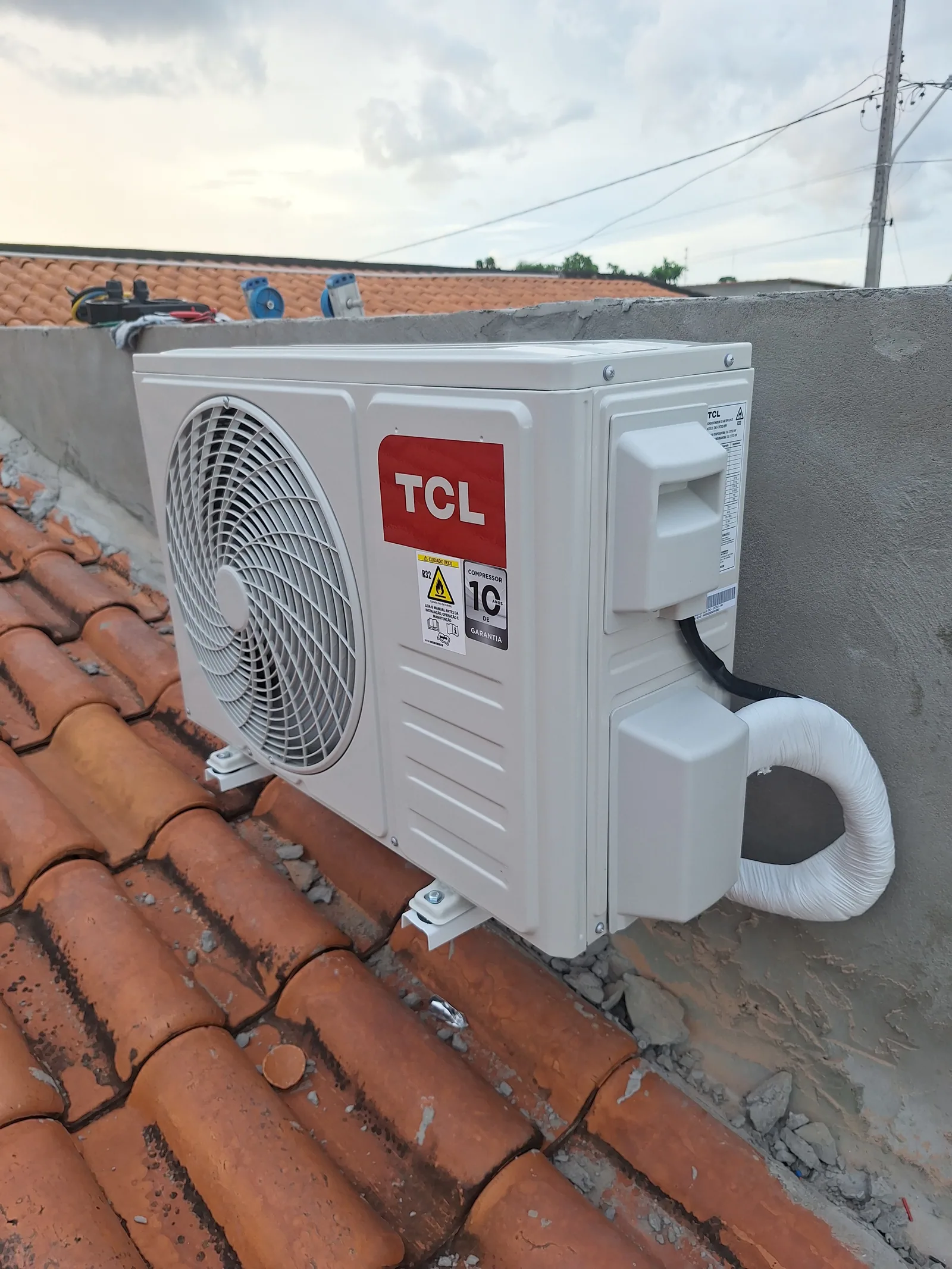 Condensadora TCL em cobertura (telhas) — instalação finalizada